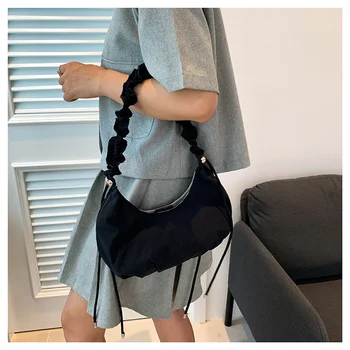 Корейската Лятна Мода Дамска чанта С Гънки под Мишниците 2023, Нова Однотонная Найлонова чанта През рамо, Проста Универсална Женска чанта През рамо